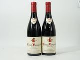deux bouteilles de vin rouge posées l'une à côté de l'autre sur une surface blanche
