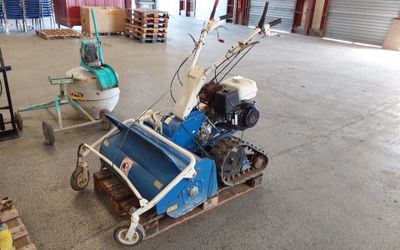 une petite machine bleue posée sur une palette