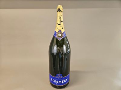 une bouteille de champagne posée sur une table