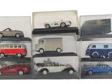 six modèles différents de voitures dans une vitrine
