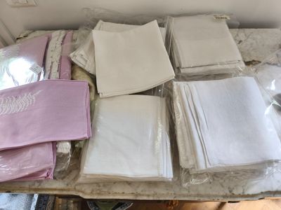 beaucoup de serviettes pliées sur une table dans une pièce