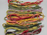 des fils multicolores de différentes couleurs et tailles sur un fond blanc