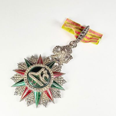 une médaille d'argent ornée d'une étoile rouge et verte