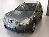 une Nissan Murano grise garée dans une pièce blanche
