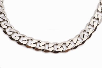 un gros plan d'un collier à chaîne en argent sur fond blanc