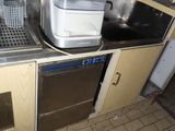 une cuisine équipée d'un évier, d'un lave-vaisselle et d'un grille-pain posé sur le plan de travail