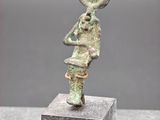 une image représentant une statue en bronze d'un homme tenant une batte de baseball