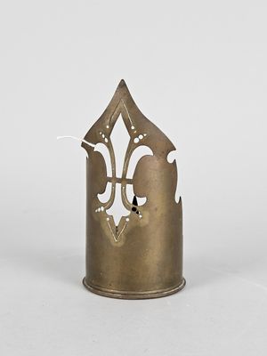 bougeoir en laiton orné d'un motif de fleurs de lys