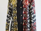 une veste pour femme, noire et blanche, ornée de motifs rouges, jaunes et noirs