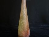 une image représentant un vase en verre sur fond noir