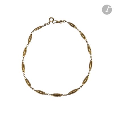 un bracelet en or composé de maillons torsadés et muni d'un fermoir