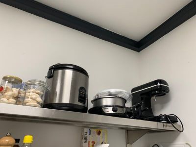 une étagère de cuisine sur laquelle se trouvent un mixeur et un blender