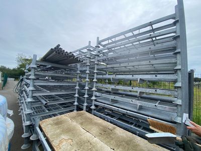 Soixante-quinze racks mobiles en acier galvanisé, gerbables