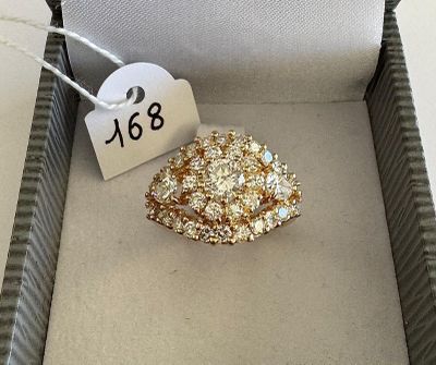 Jolie Bague en or jaune, sertie au centre d'un diamant taill…