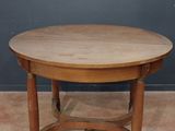 une table en bois avec un plateau en bois, posée sur un sol recouvert de moquette