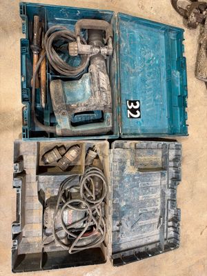 une boîte bleue contenant des outils, posée sur le sol