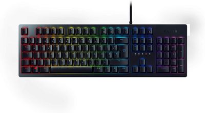 un gros plan d'un clavier sur fond blanc