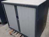 deux armoires de rangement dans un entrepôt où se trouvent des palettes au sol