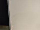 un micro-ondes blanc posé sur une table en bois