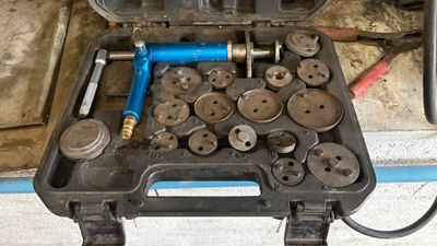l'image d'une boîte à outils contenant des outils