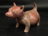 une petite figurine représentant un chien sur fond noir