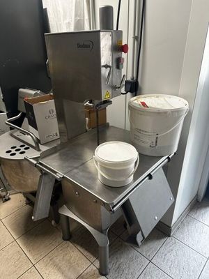 une photo d'une cuisine avec un mixeur et des saladiers posés sur le plan de travail