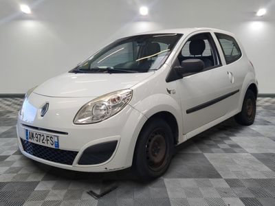 la photo d'une petite voiture blanche garée sur un sol en damier