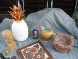une table sur laquelle se trouvent de nombreux objets