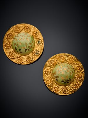 paire de boucles d'oreilles vertes et dorées ornées de motifs floraux