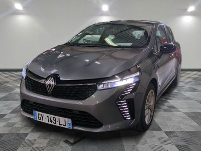 la voiture grise est garée sur un sol en damier dans le garage