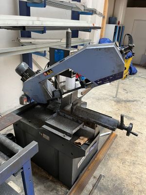 une machine posée sur une table dans une pièce