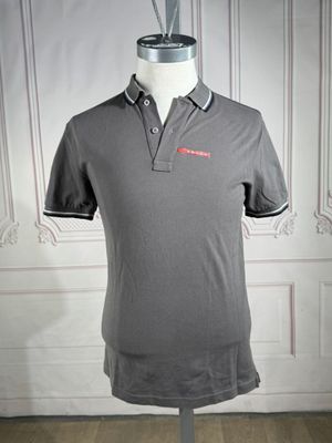 PRADA - Polo en coton gris, petit col sur boutonnage, manche…