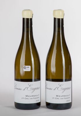 deux bouteilles de vin posées l'une à côté de l'autre sur une surface blanche