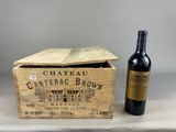 une boîte en bois avec une bouteille de vin à côté