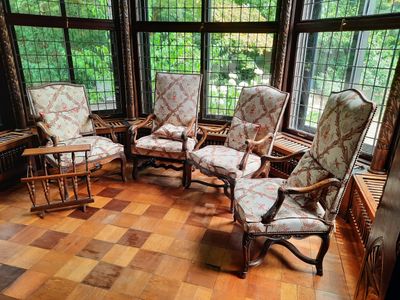 une pièce avec beaucoup de chaises et une table