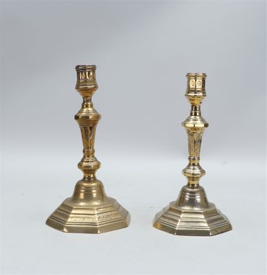 Deux chandeliers décorés de guirlandes, avec des sommets en …