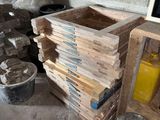 plusieurs palettes de bois empilées les unes sur les autres dans un garage