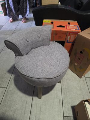 une chaise posée par terre à côté de cartons