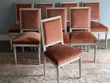 plusieurs chaises sont alignées dans une pièce