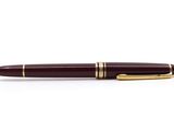 un stylo posé sur une surface blanche