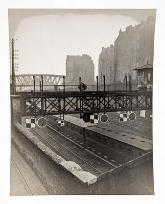 une photo en noir et blanc d'un train traversant un pont