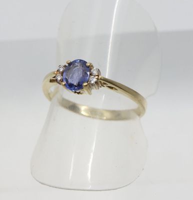 un gros plan sur une bague en or avec un tan tan tan tan tan tan tan tan tan tan tan tan