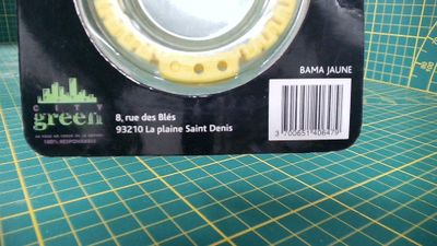 une photo d'une photo d'une horloge posée sur une table