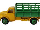 un camion miniature jaune et vert sur fond blanc