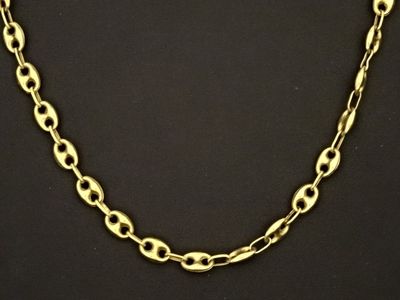 un collier plaqué or composé de maillons ovales sur fond noir