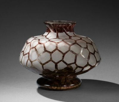 un vase blanc et marron posé sur une table