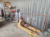 une photo d'un chariot élévateur dans un garage où se trouvent de nombreux outils