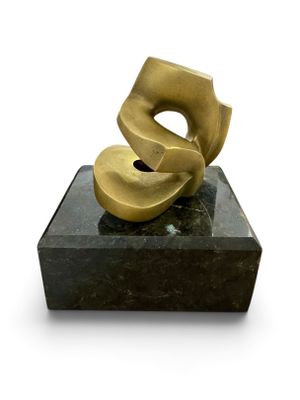 statue en or posée sur un socle en marbre noir