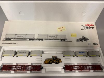 une boîte contenant un petit train et un petit bulldozer