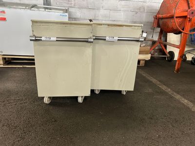 Lot de 2 poubelles à roulettes, en l'état